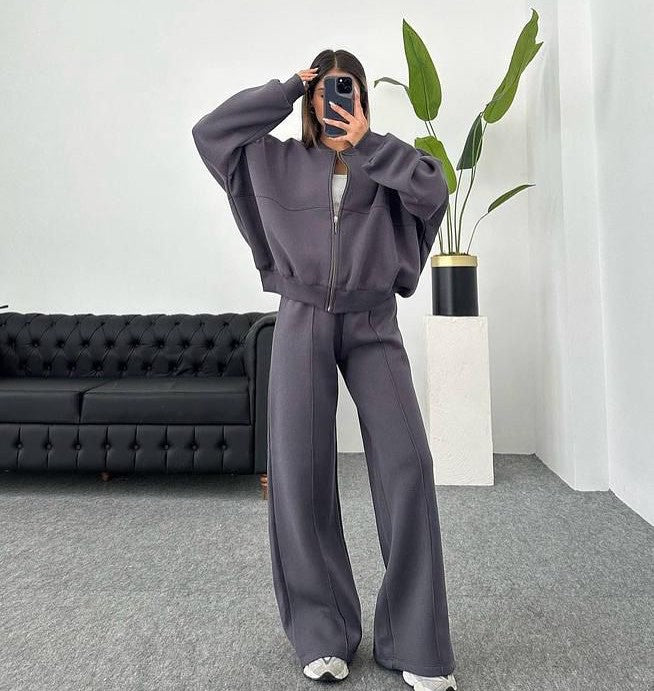 Damen sportive Oversize-Fleecejacke mit diagonaler Reißverschluss-Optik und weit geschnittener High-Waist-Jogginghose Nord Taschen