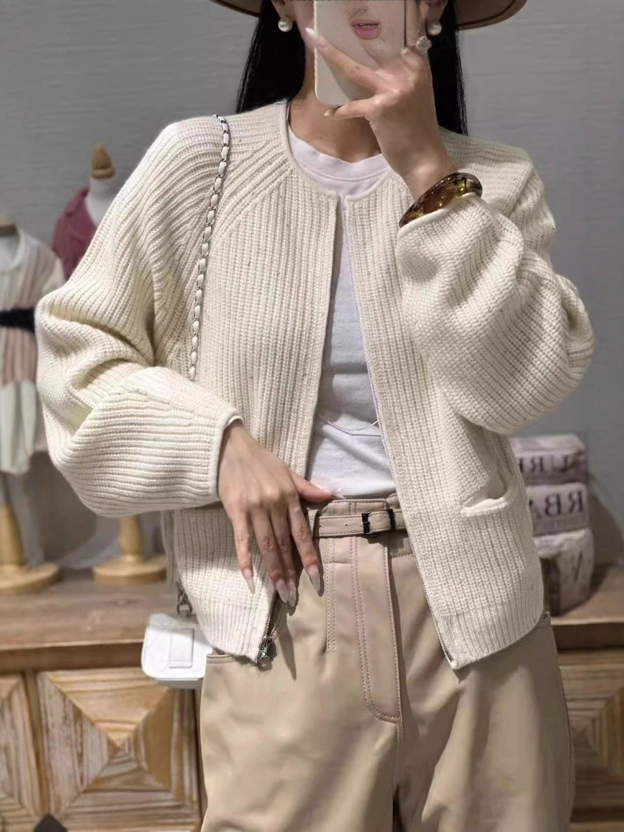 Damen Kurzgeschnittene kastige Strickjacke mit geripptem Feinstrick Ballonärmeln und aufgesetzten Eingrifftaschen Nord Taschen