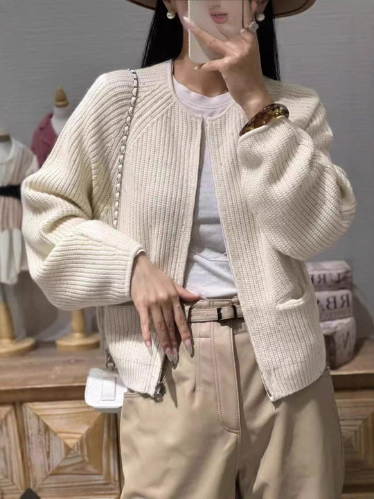 Damen Kurzgeschnittene kastige Strickjacke mit geripptem Feinstrick Ballonärmeln und aufgesetzten Eingrifftaschen Nord Taschen