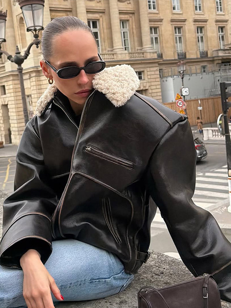 Damen Kurz geschnittene Lederimitat‑Fliegerjacke mit voluminösem Teddy‑Schalkragen und markanten Ziernähten Nord Taschen
