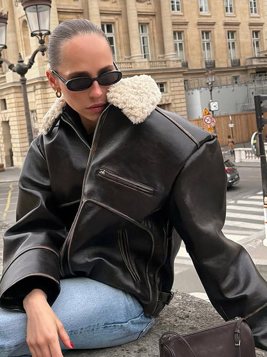 Damen Kurz geschnittene Lederimitat‑Fliegerjacke mit voluminösem Teddy‑Schalkragen und markanten Ziernähten Nord Taschen