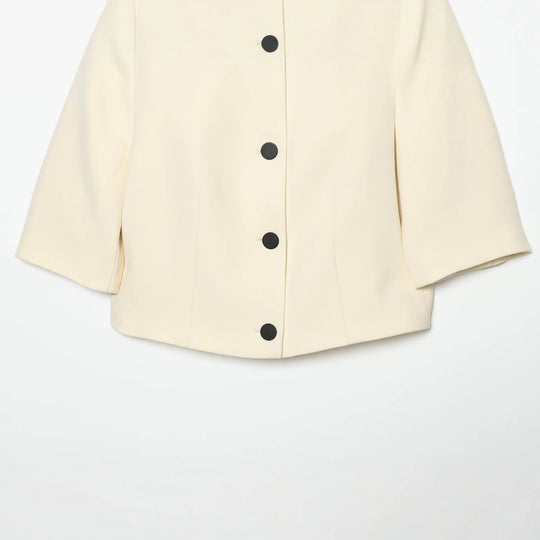 Damen Kurzjacke mit Rundhalsausschnitt, kastiger Silhouette und großen Zierknöpfen Nord Taschen