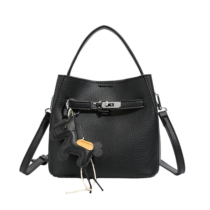 Damen Mini-Umhängetasche mit verspieltem Design und niedlichem Anhänger Nord Taschen