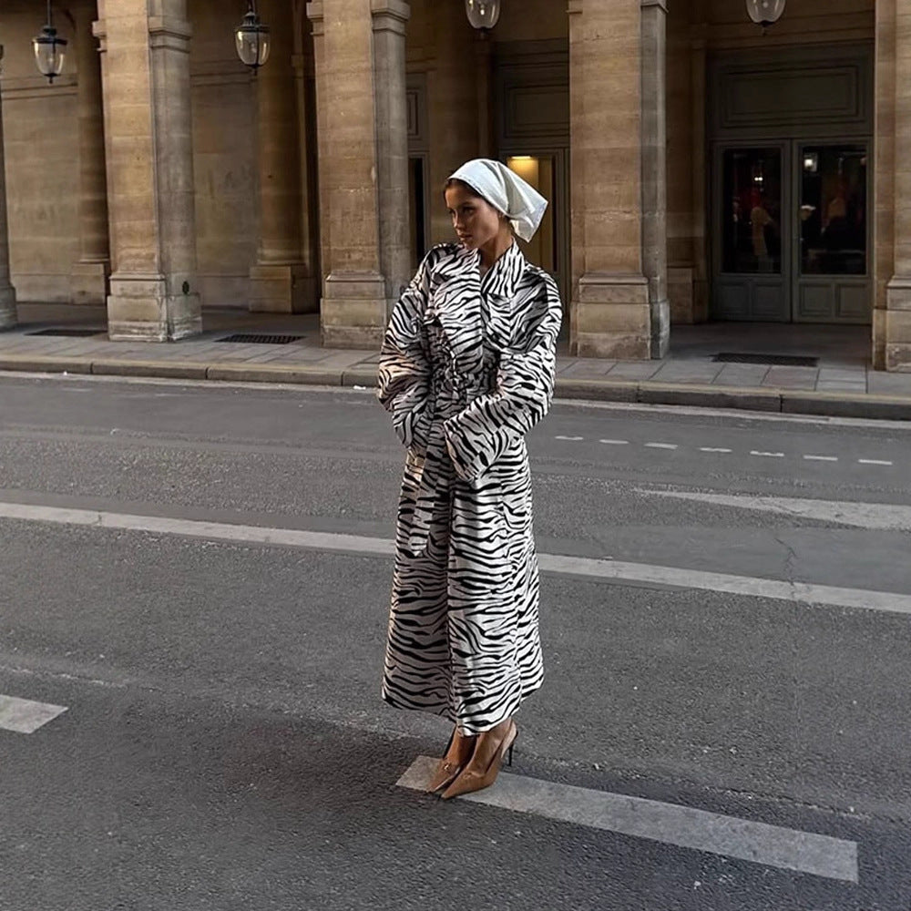 Damen Maxilanger Trenchcoat im Animal-Print mit voluminösem Schalkragen, bindegürtel und kastiger Silhouette Nord Taschen