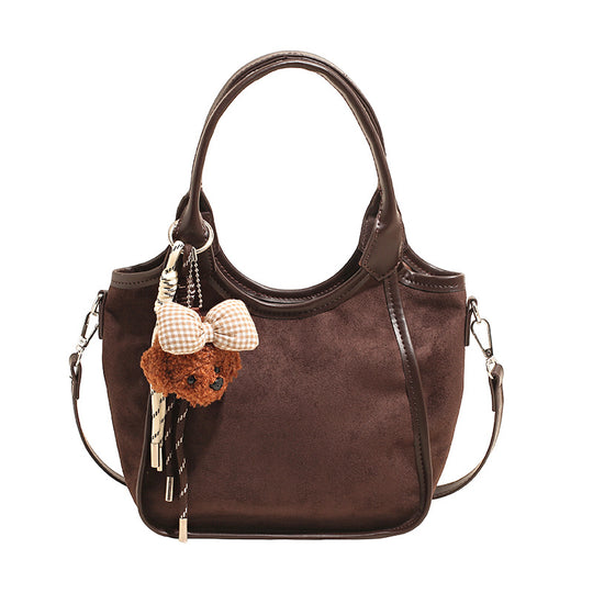 Damen modische Handtasche aus weichem Wildleder mit verspieltem Anhänger Nord Taschen