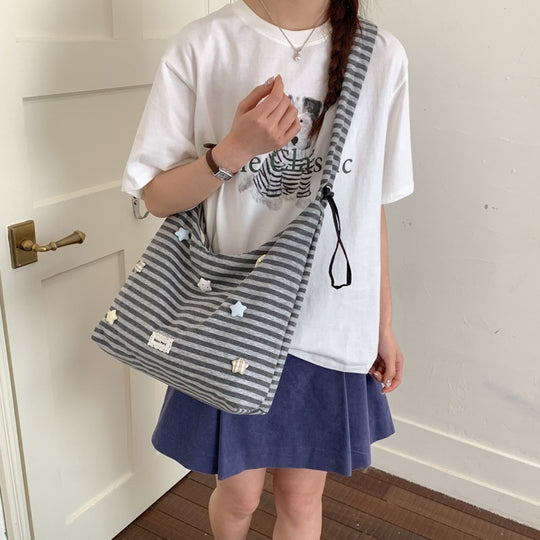 Damen Hobo-Tasche mit dekorativem Kordelzug und charmanten Applikationen Nord Taschen