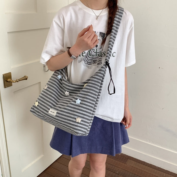 Damen Hobo-Tasche mit dekorativem Kordelzug und charmanten Applikationen Nord Taschen