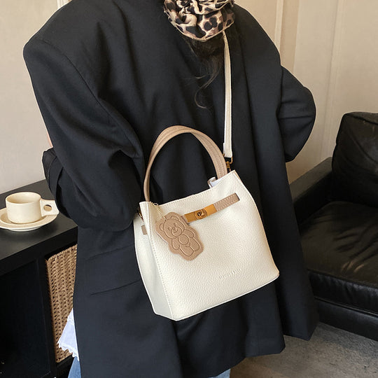 Damen Hobo-Tasche aus hochwertigem Kunstleder mit verspieltem Bärenanhänger Nord Taschen