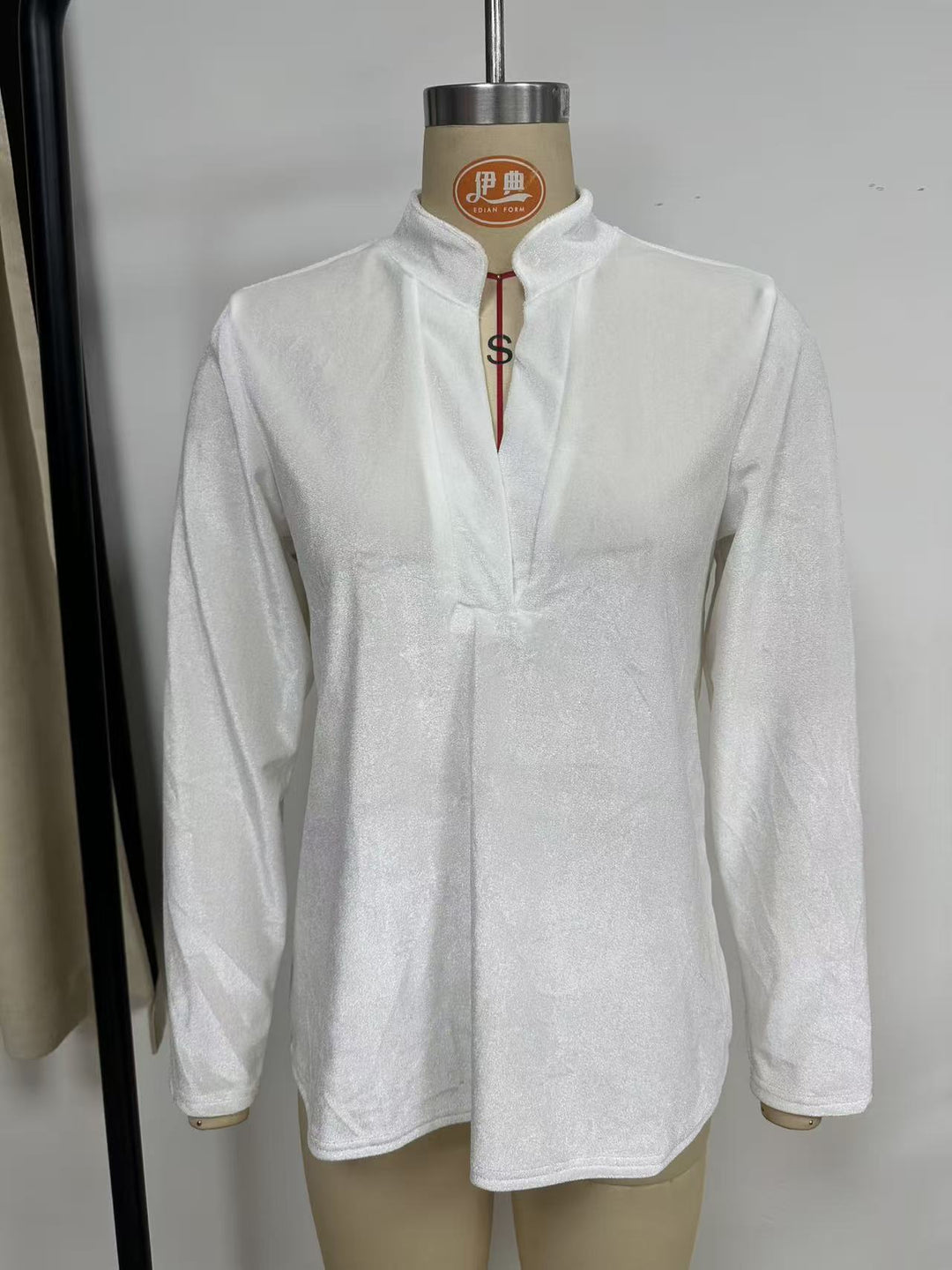 Damen Samtbluse mit Stehkragen, tiefem V-Ausschnitt und lockerem Langarm-Schnitt Nord Taschen