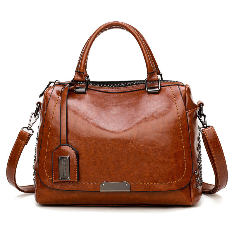 Damen Handtasche mit modischen Nieten und praktischem Schultergurt Nord Taschen