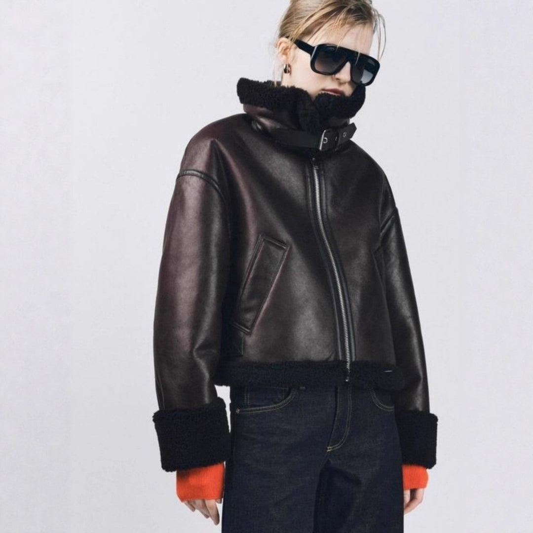 Damen Kurz geschnittene Aviator‑Jacke aus Lammfellimitat mit großem Teddykragen Nord Taschen