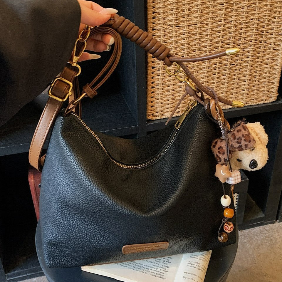 Damen modische Umhängetasche mit charmantem Tieranhänger Nord Taschen
