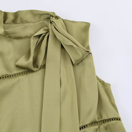 Damen Ärmellose Seidenoptik-Bluse mit Schleifenkragen und Spitzeneinsätzen Nord Taschen
