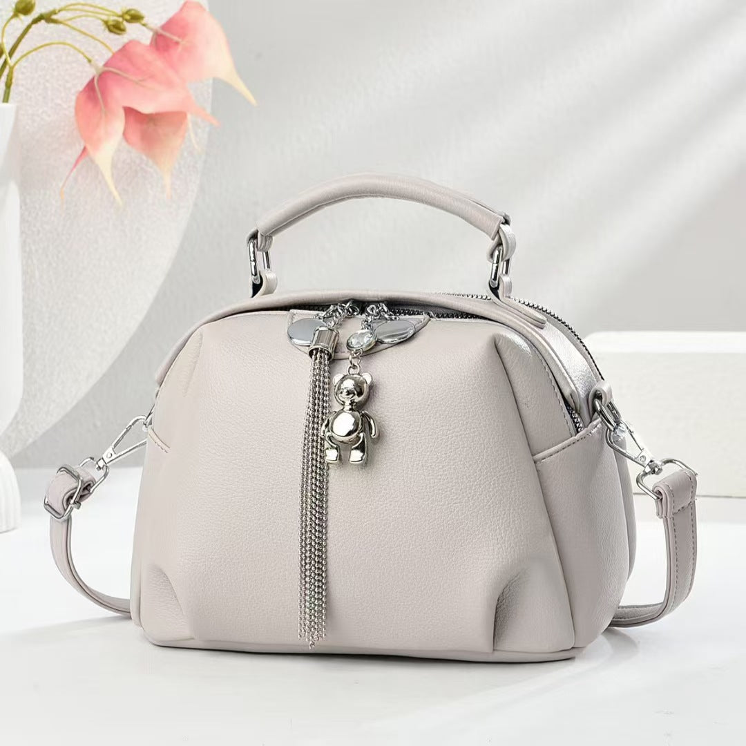 Damen Handtasche mit dekorativem Teddy-Anhänger und strukturierter Oberfläche Nord Taschen