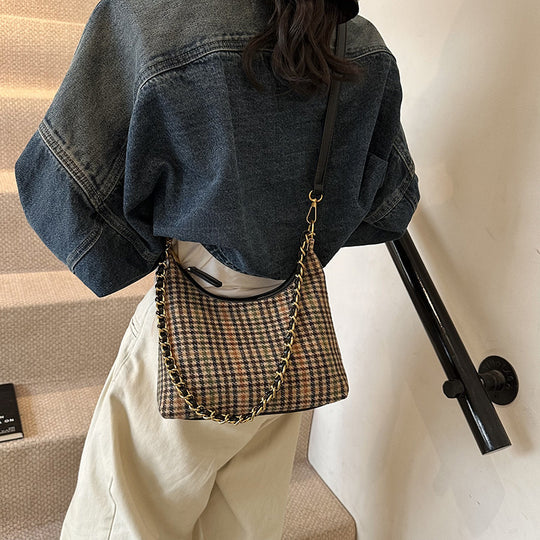 Damen Hobo-Tasche mit elegantem Karomuster und goldenen Kettenakzenten Nord Taschen