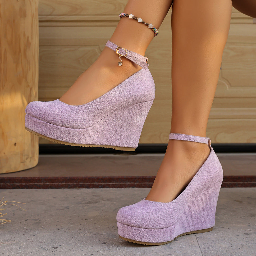 Damen Wedge-Pumps mit zierlichem Riemen und glänzendem Akzent Nord Taschen