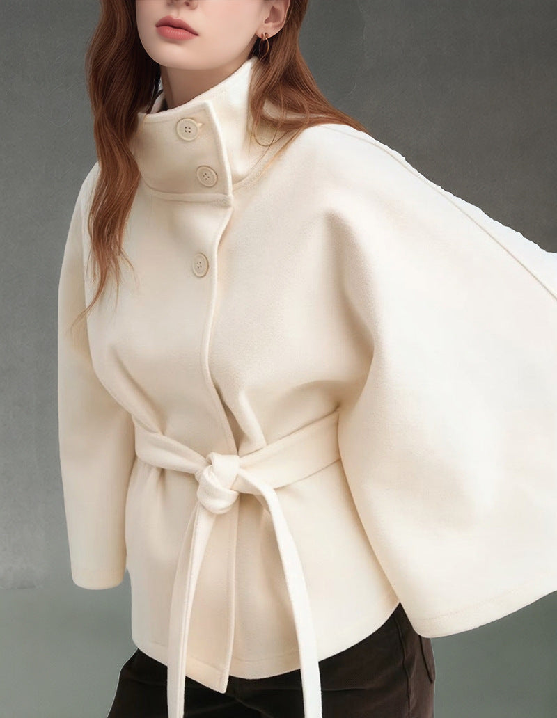 Damen Kurzcape-Jacke mit hohem Stehkragen, Bindegürtel und kastiger Silhouette Nord Taschen