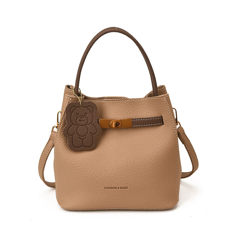 Damen Hobo-Tasche aus hochwertigem Kunstleder mit verspieltem Bärenanhänger Nord Taschen