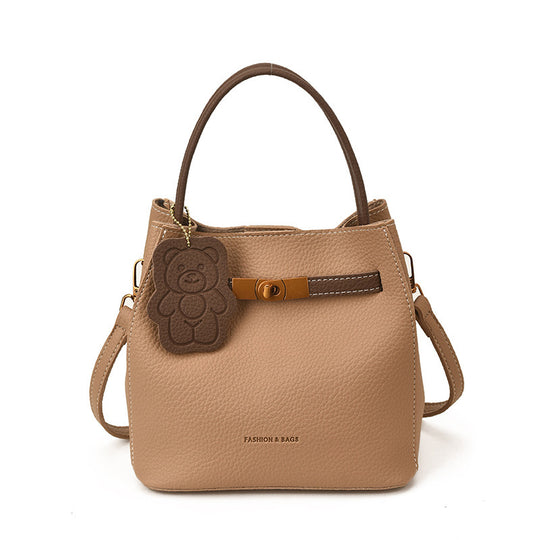 Damen Hobo-Tasche aus hochwertigem Kunstleder mit verspieltem Bärenanhänger Nord Taschen