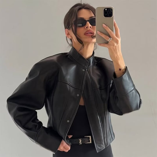 Damen Kurz geschnittene Kunstlederjacke im Boxy‑Schnitt mit Stehkragen, Wiener Nähten und extralangen Manschetten Nord Taschen