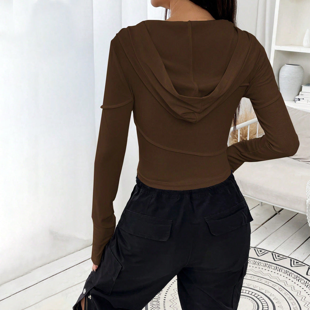 Damen geripptes Cropped-Longsleeve mit Kapuzenkragen, asymmetrischen Nähten und Trompetenärmeln Nord Taschen