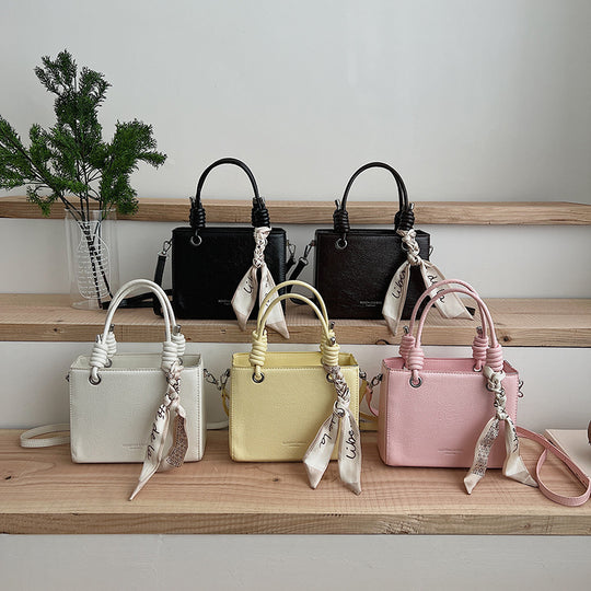 Damen Handtasche mit integriertem Tragegurt und geflochtenen Details Nord Taschen