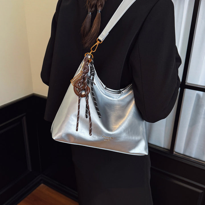 Damen Hobo-Tasche aus glänzendem Kunstleder mit dekorativem Anhänger Nord Taschen