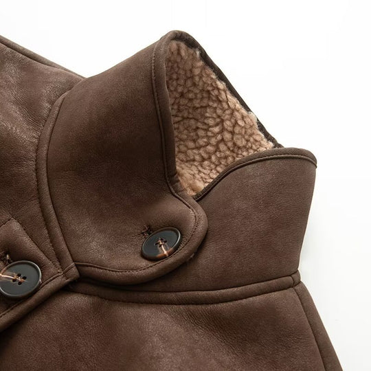 Damen Kurze Lammfelloptik-Jacke mit Stehkragen und Knopfleiste Nord Taschen
