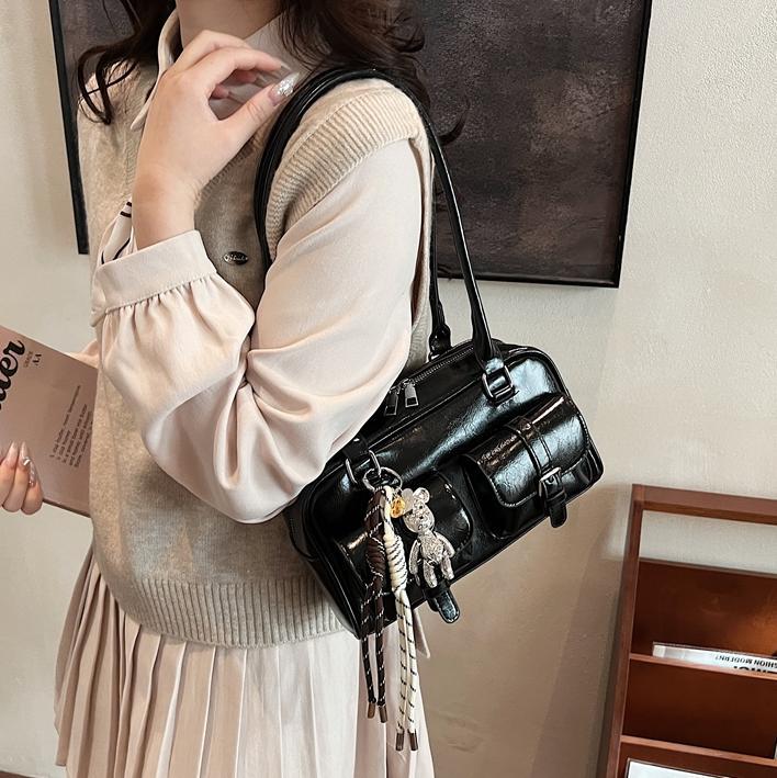 Damen Handtasche im modernen Taschenformat mit charmanten Anhängern | Nord Taschen