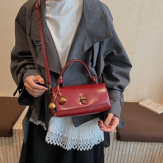 Damen elegante Handtasche mit verspieltem Kettenanhänger Nord Taschen