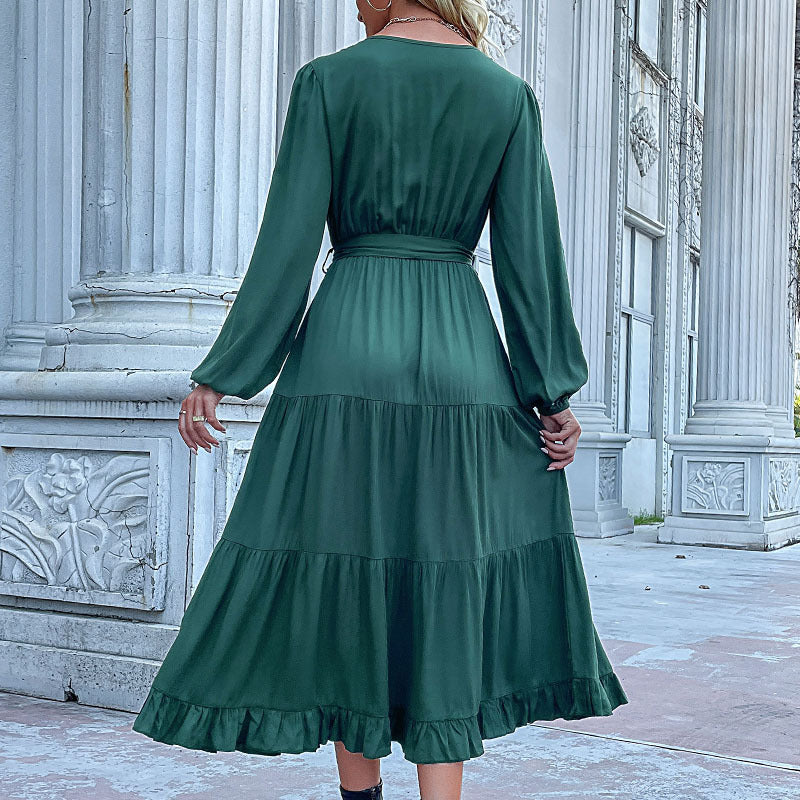 Damen Langes Satin‑Optik Stufenkleid mit V‑Ausschnitt, Bindegürtel und Volantsaum Nord Taschen