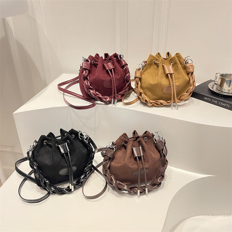 Damen Beuteltasche aus weichem Wildleder mit geflochtenem Design Nord Taschen