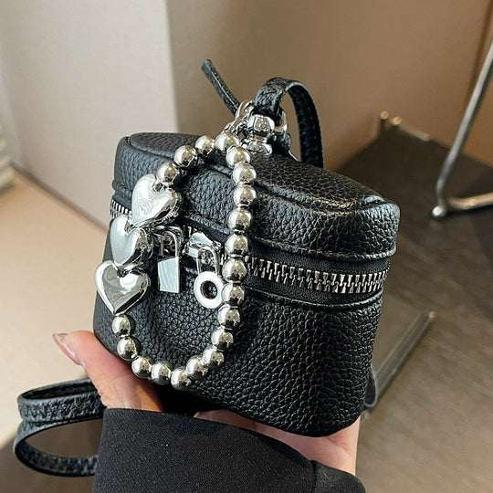 Damen Mini Umhängetasche mit dekorativem Herzanhänger Nord Taschen