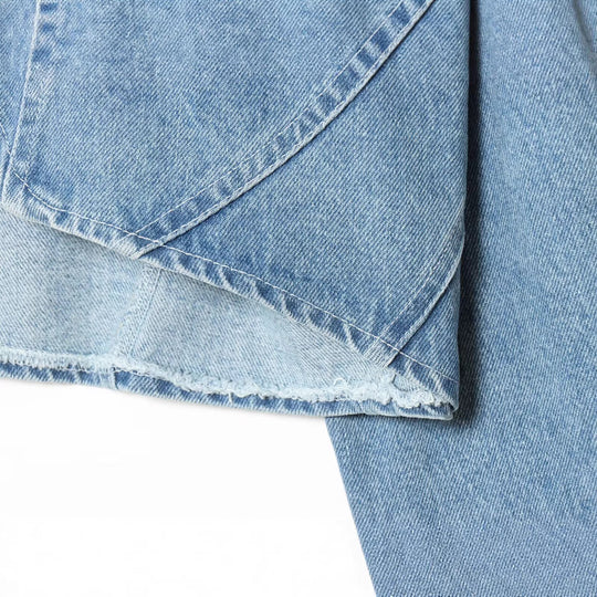 Damen Cropped Jeansjacke mit asymmetrischem Saum und aufgesetzten Pattentaschen Nord Taschen