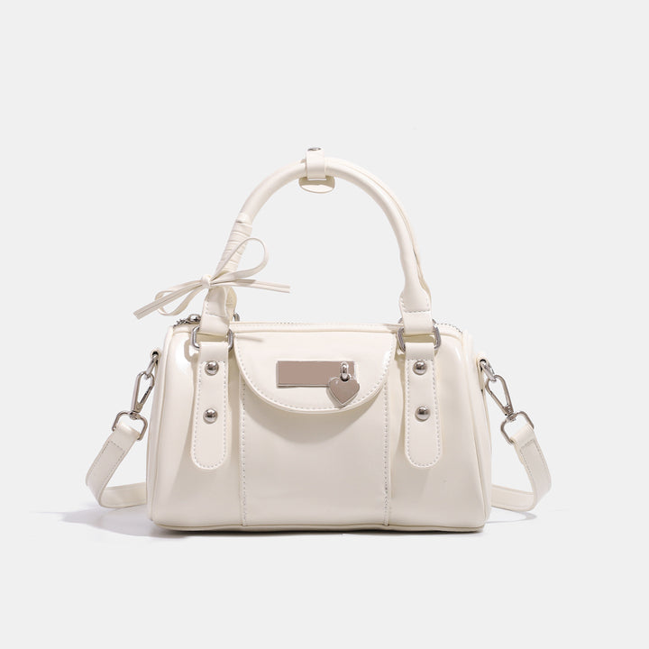 Damen Handtasche im eleganten, glänzenden Stil mit dekorativem Anhänger Nord Taschen