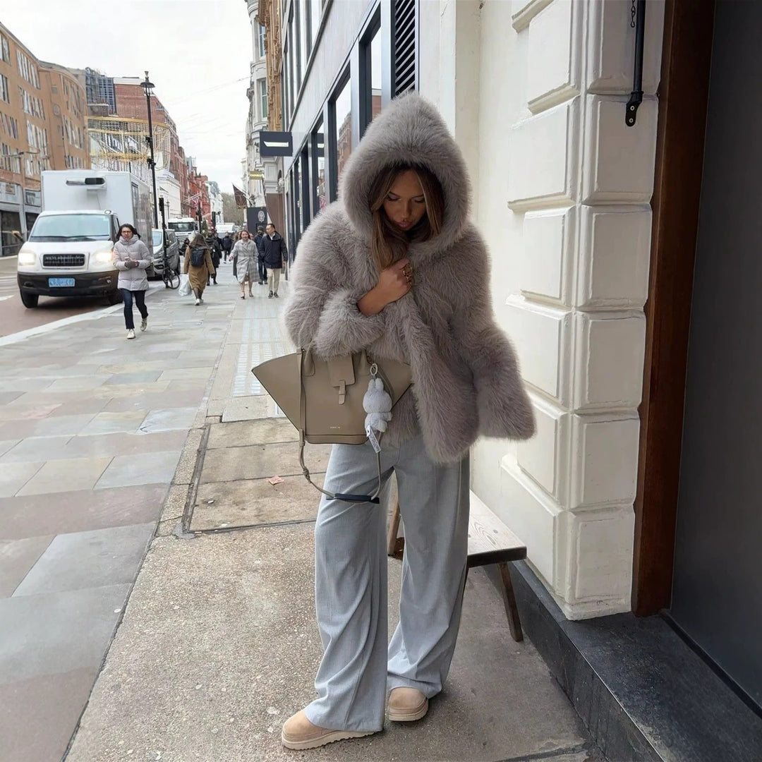 Damen Kapuzen‑Kunstpelz‑Kurzjacke mit dichtem Hochflor und Oversize‑Silhouette Nord Taschen