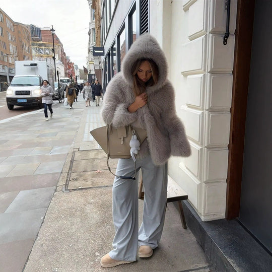Damen Kapuzen‑Kunstpelz‑Kurzjacke mit dichtem Hochflor und Oversize‑Silhouette Nord Taschen