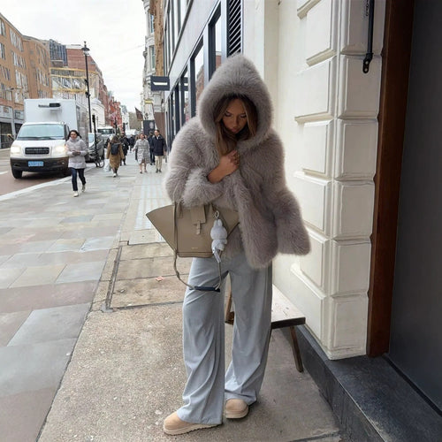 Damen Kapuzen‑Kunstpelz‑Kurzjacke mit dichtem Hochflor und Oversize‑Silhouette Nord Taschen