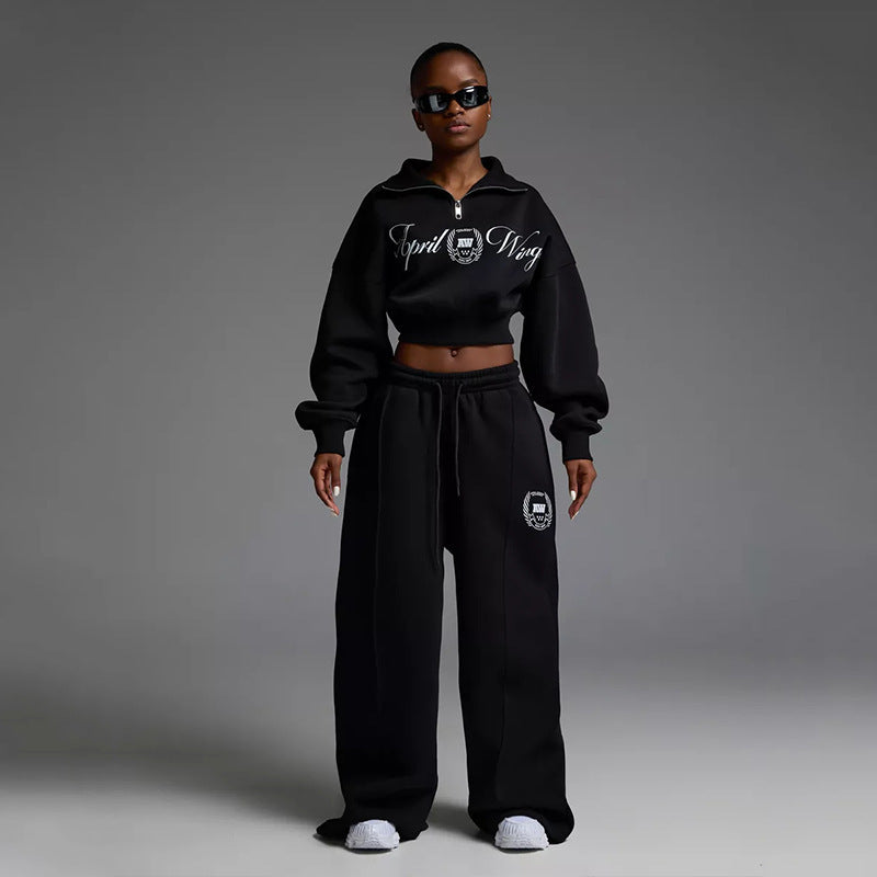 Damen gekürztes Halfzip-Sweatshirt mit Collegestickerei und weit geschnittene High‑Waist Lounge-Jogginghose Nord Taschen
