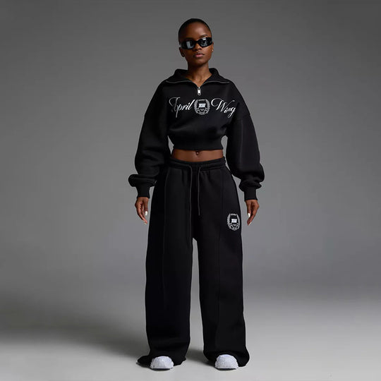 Damen gekürztes Halfzip-Sweatshirt mit Collegestickerei und weit geschnittene High‑Waist Lounge-Jogginghose Nord Taschen