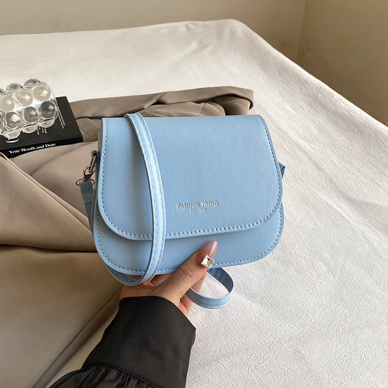 Damen Umhängetasche mit elegantem Klappverschluss und feinem Kunstleder Nord Taschen
