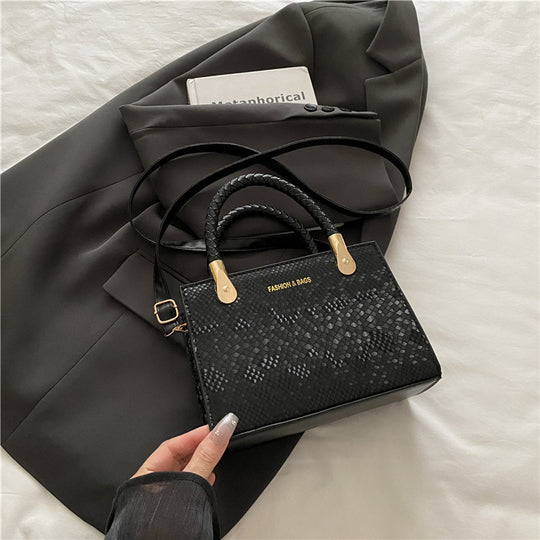 Damen Designer Handtasche mit strukturiertem Obermaterial und goldenen Akzenten Nord Taschen