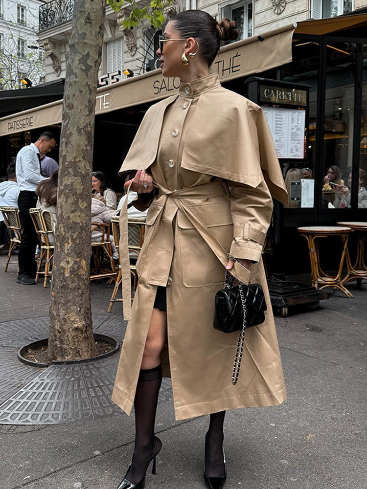 Damen Langer Trenchcoat mit Capelet, Taillengürtel und Sturmkragen Nord Taschen