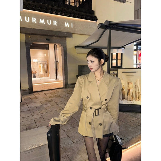 Damen Kurzer taillierter Trenchcoat-Blazer mit Doppelreihe und Taillengürtel Nord Taschen