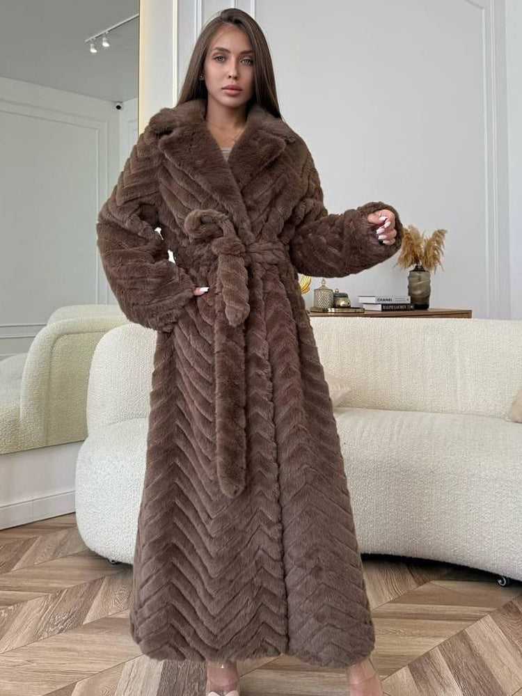 Damen Maxi-Kunstfellmantel mit Kapuze und Chevron-Steppung Nord Taschen