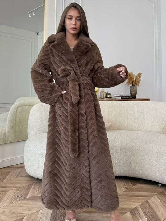 Damen Maxi-Kunstfellmantel mit Kapuze und Chevron-Steppung Nord Taschen