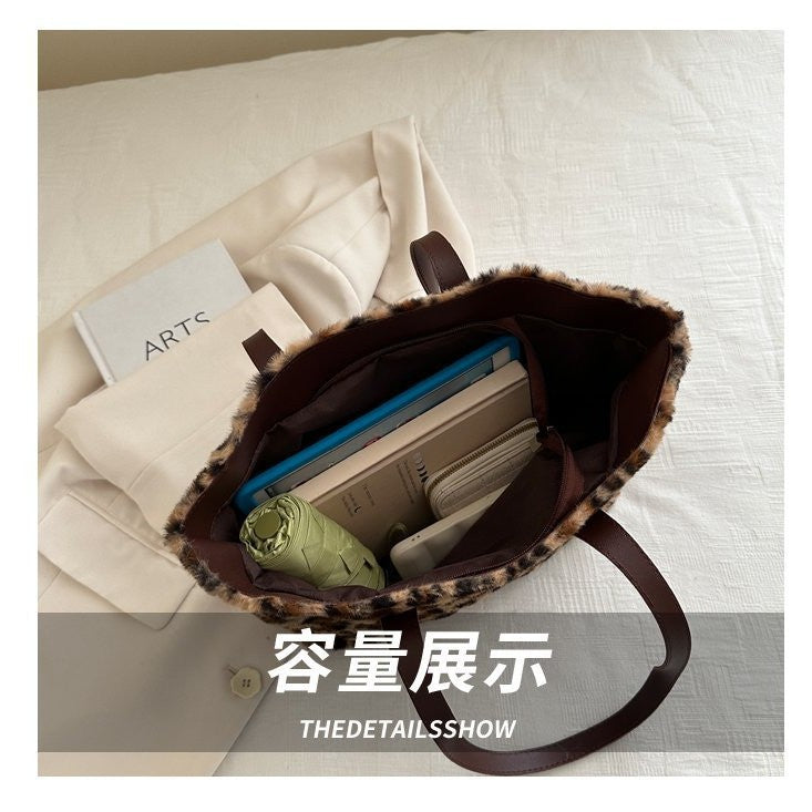 Damen Beuteltasche mit flauschiger Oberfläche Nord Taschen