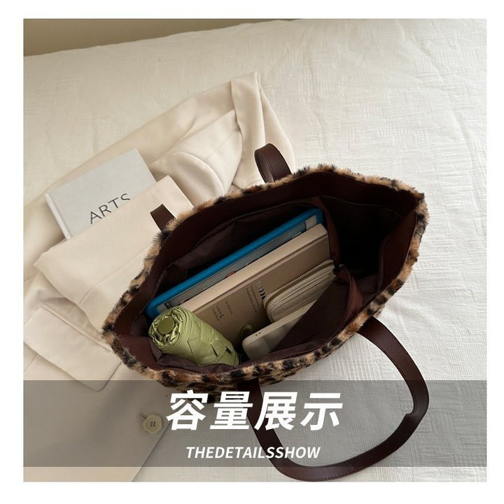Damen Beuteltasche mit flauschiger Oberfläche Nord Taschen