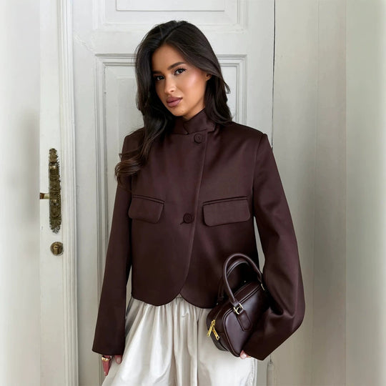 Damen Satinierter Cropped-Blazer mit Mandarin-Kragen, Pattentaschen und geschwungenem Saum Nord Taschen