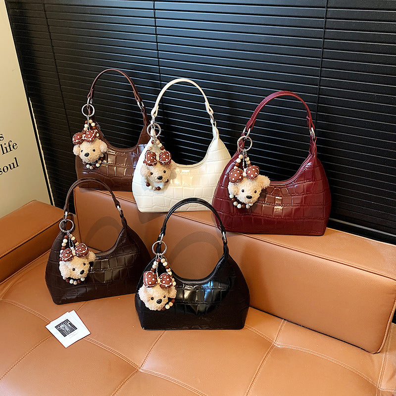 Damen modische Schultertasche mit verspieltem Bären-Anhänger Nord Taschen